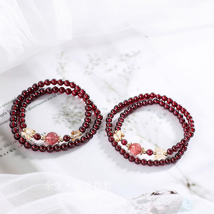 Bracciale Buddha Stones placcato oro 14K con protezione a farfalla in quarzo fragola granato naturale a doppio giro