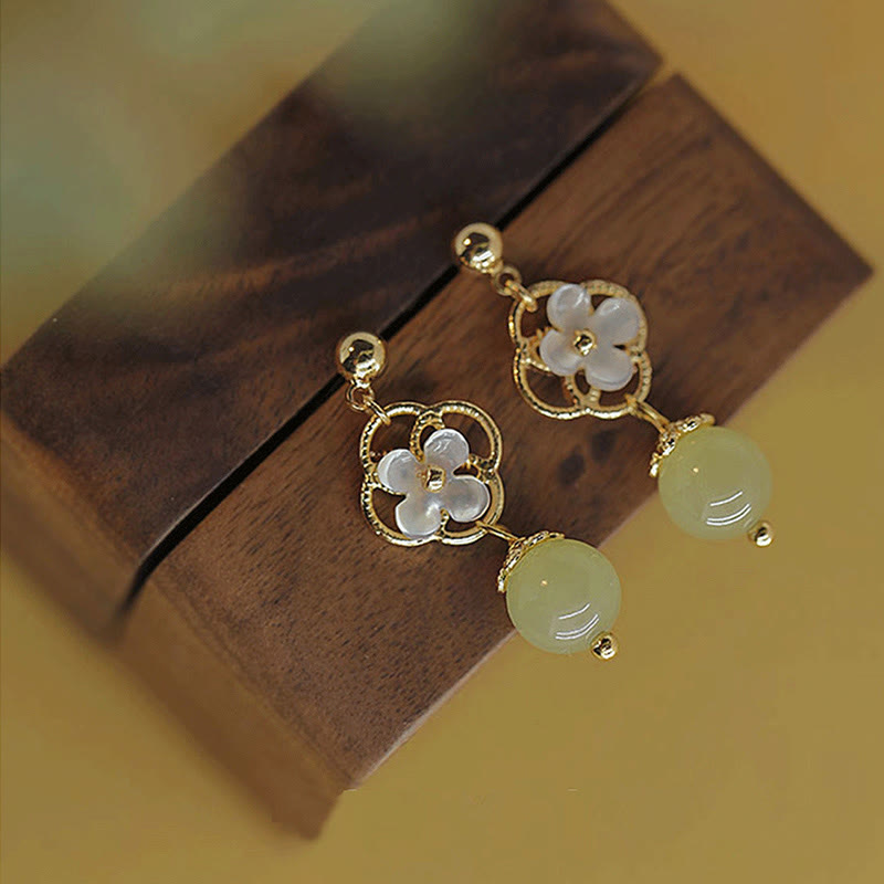 Orecchini pendenti con perline di giada e fiore di pietra di Tridacna Buddha Stones