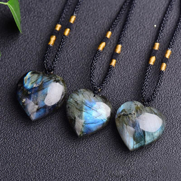 Collana con ciondolo di supporto a forma di cuore in labradorite Buddha Stones