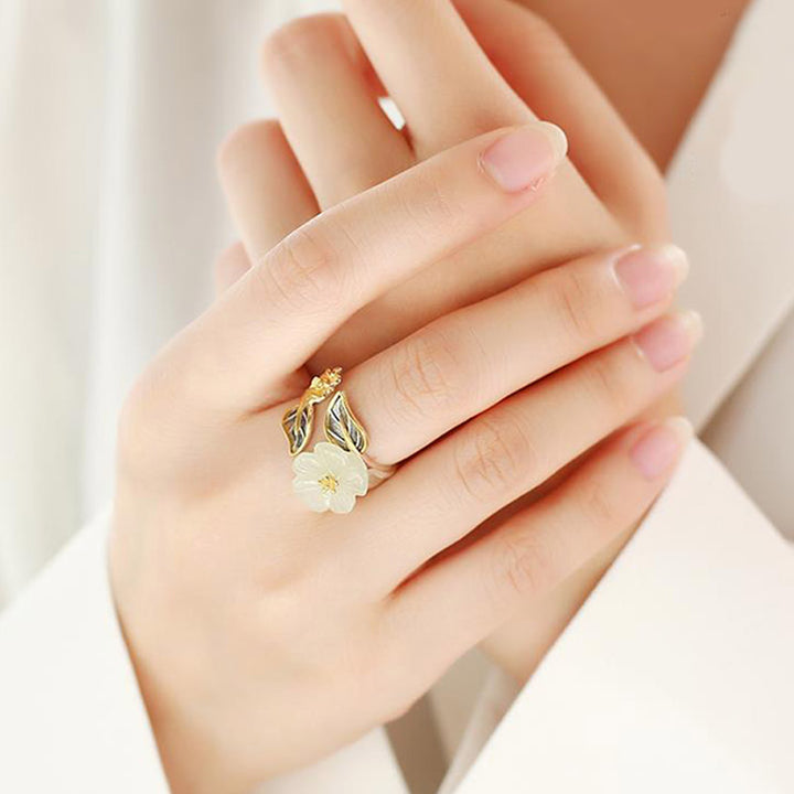 Anello portafortuna con fiore di prugna in giada bianca e rame placcato argento 925 Buddha Stones