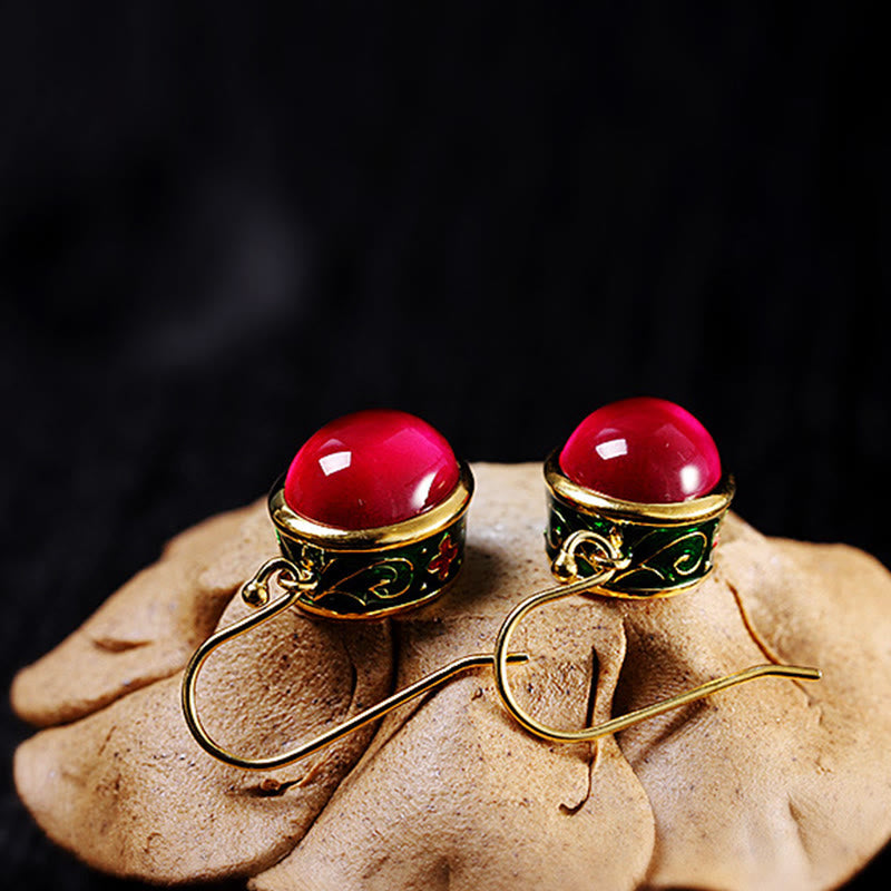Orecchini pendenti rotondi con gancio in corindone rosso Buddha Stones Confidence