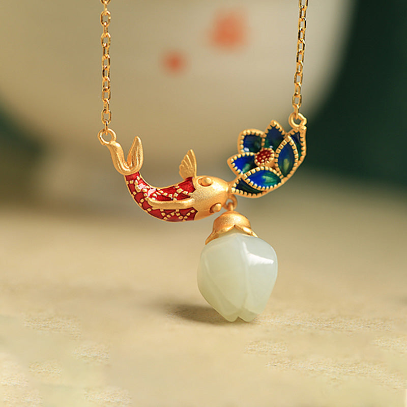 Collana con ciondolo di protezione in rame con pesce koi in giada bianca e Buddha Stones - image 1