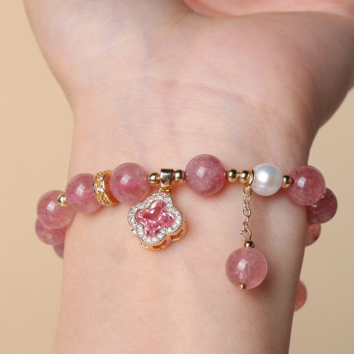 Braccialetto di guarigione con ciondolo a forma di quadrifoglio, perla e quarzo fragola Buddha Stones