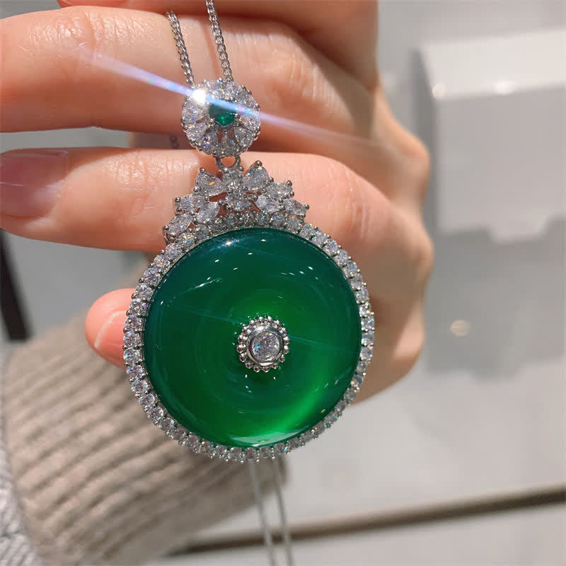 Collana con ciondolo a forma di fibbia rotonda in calcedonio verde con Buddha Stones e forza della pace