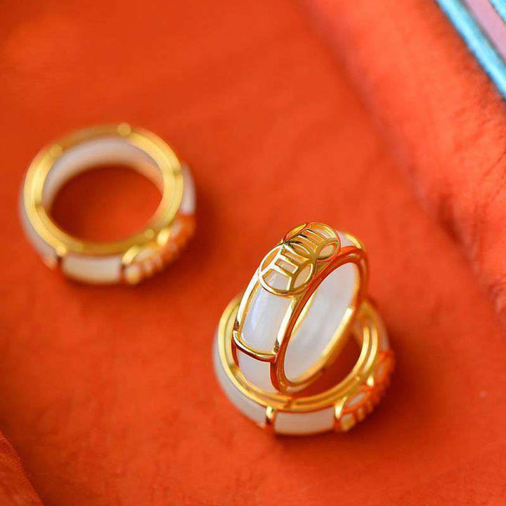 Collana con anello portafortuna in giada bianca e Buddha Stones