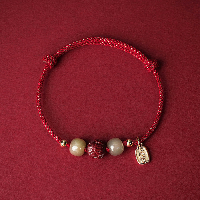 Braccialetto di corda artigianale Buddha Stones in giada Hetian placcato oro 14K, cinabro e loto portafortuna - Corda rossa (circonferenza del polso 13-18 cm) - image 0