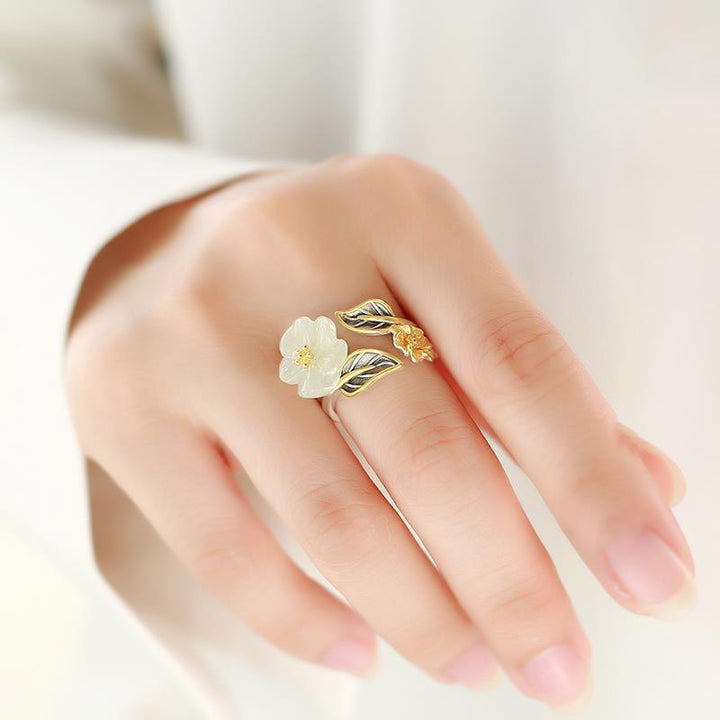 Anello portafortuna con fiore di prugna in giada bianca e rame placcato argento 925 Buddha Stones