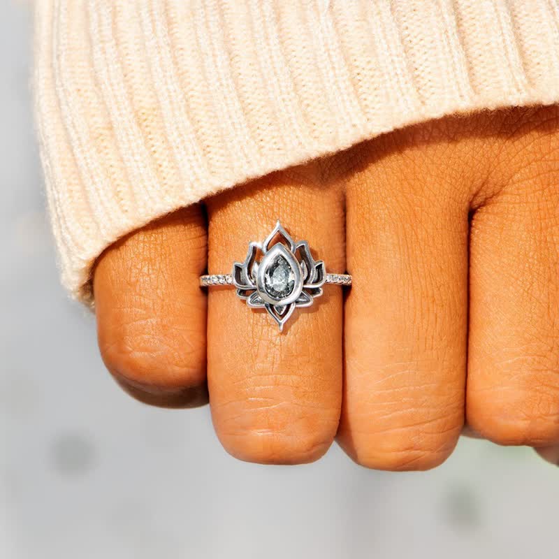 Anello di protezione con benedizione in zircone e loto in argento sterling Buddha Stones - image 5