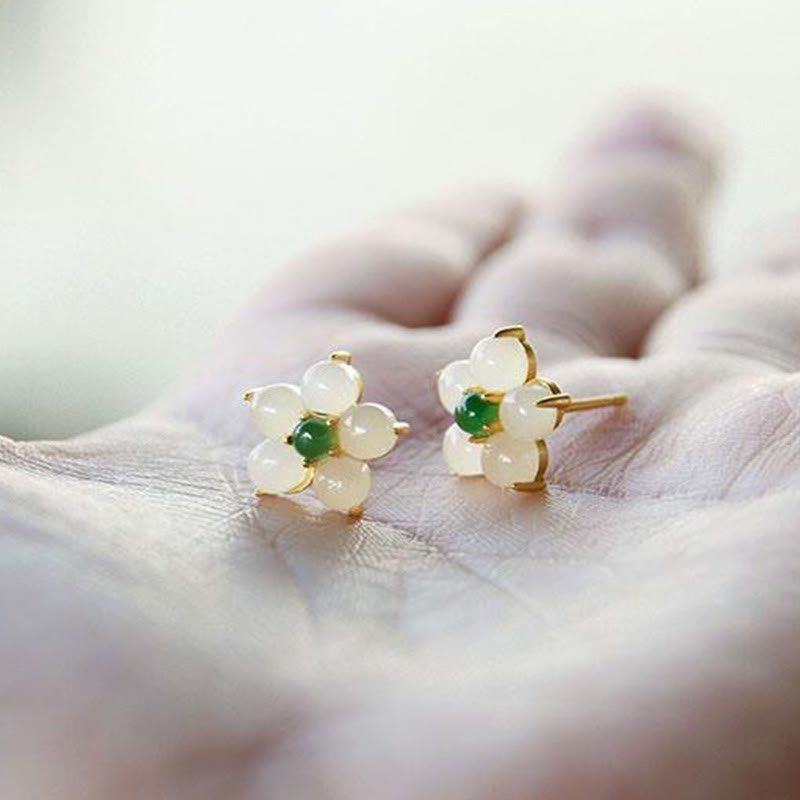 Orecchini a bottone con fiore di giada bianca Buddha Stones, portafortuna e benedizione