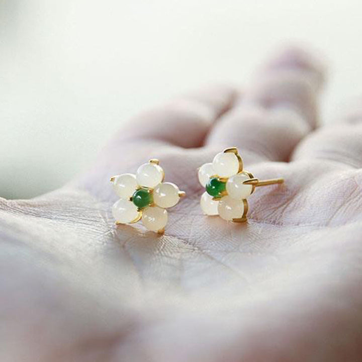 Orecchini a bottone con fiore di giada bianca Buddha Stones, portafortuna e benedizione