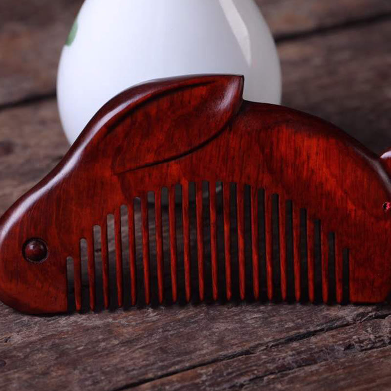Pettine lenitivo a forma di coniglietto con piccola foglia di sandalo rosso e scatola regalo
