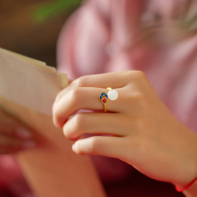 Anello di giada bianca con nuvola propizia e benedizione