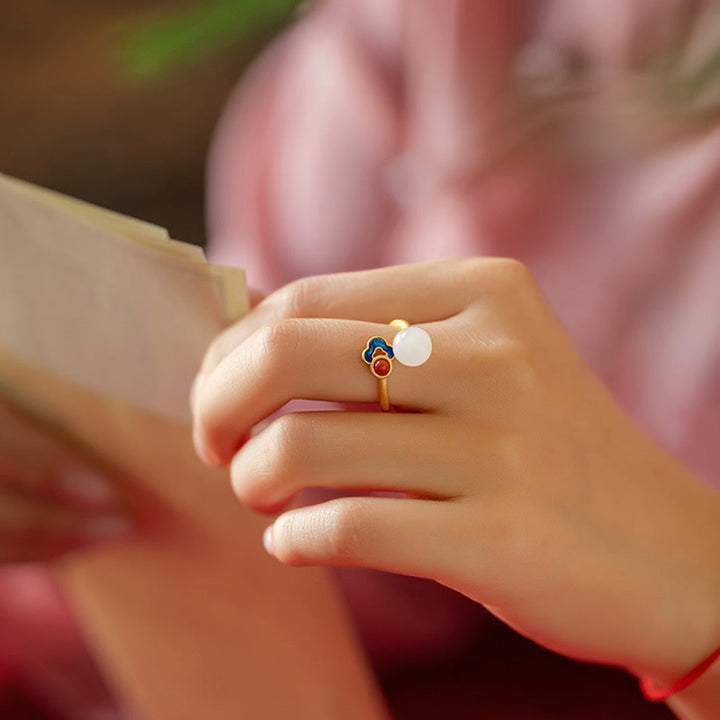 Anello di giada bianca con nuvola propizia e benedizione