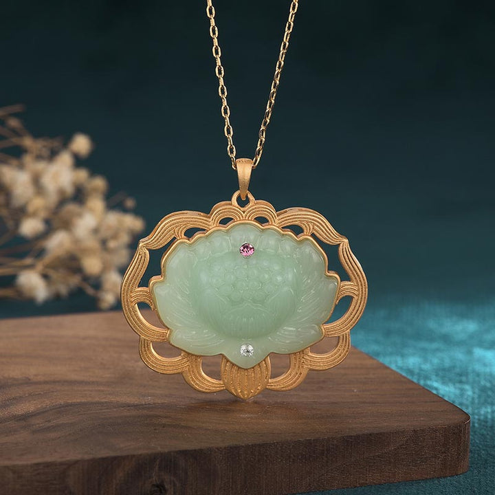 Buddha Stones Collana con ciondolo in giada naturale con simbolo dell'armonia del loto - 40*40mm - image 0