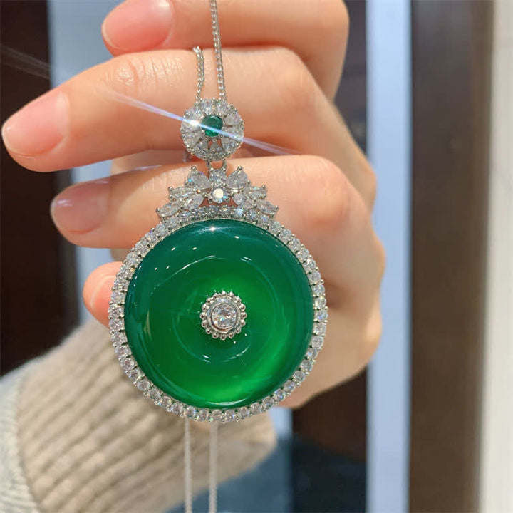 Collana con ciondolo a forma di fibbia rotonda in calcedonio verde con Buddha Stones e forza della pace