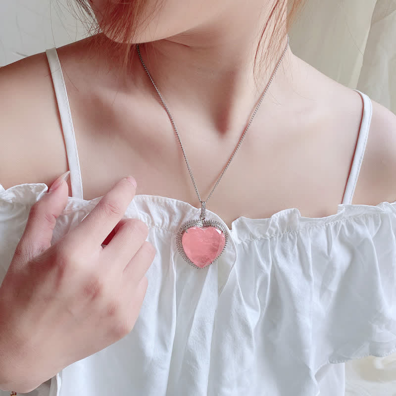 Collana con ciondolo a forma di cuore con cristalli di quarzo rosa e Buddha Stones