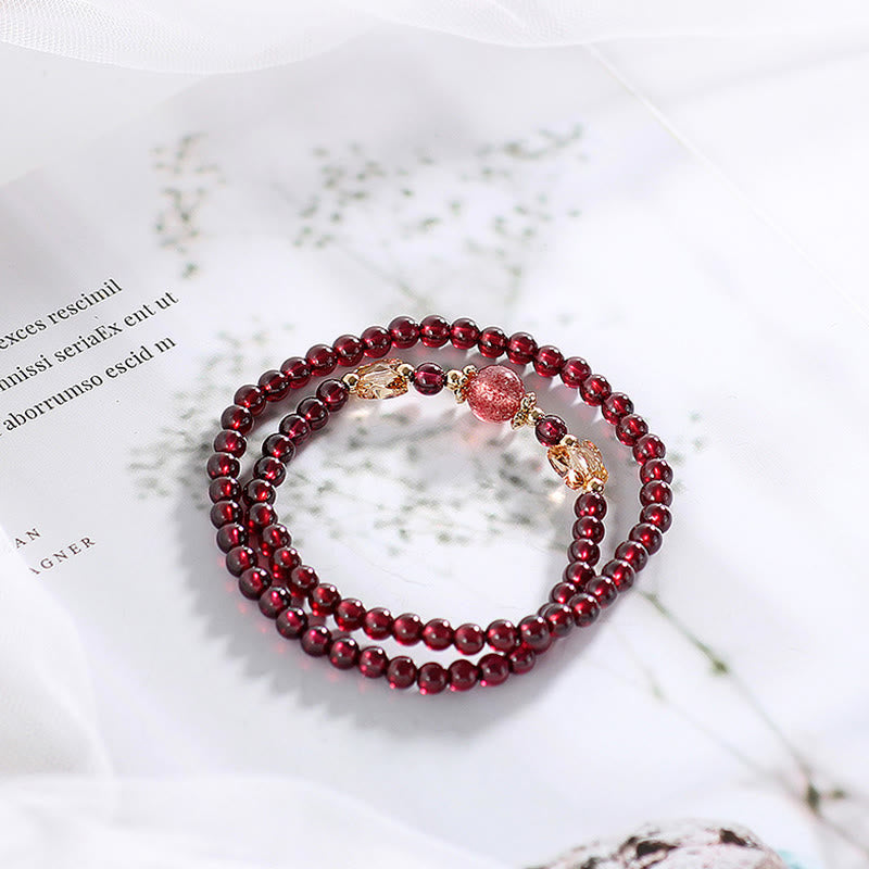 Bracciale Buddha Stones placcato oro 14K con protezione a farfalla in quarzo fragola granato naturale a doppio giro