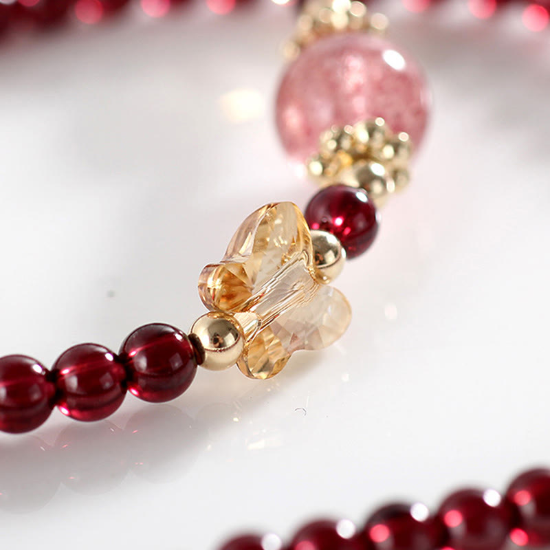 Bracciale Buddha Stones placcato oro 14K con protezione a farfalla in quarzo fragola granato naturale a doppio giro