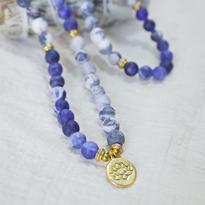 Buddha Stones 108 Braccialetto con ciondolo di loto in perline di Mala in diaspro Picasso naturale e pietra blu