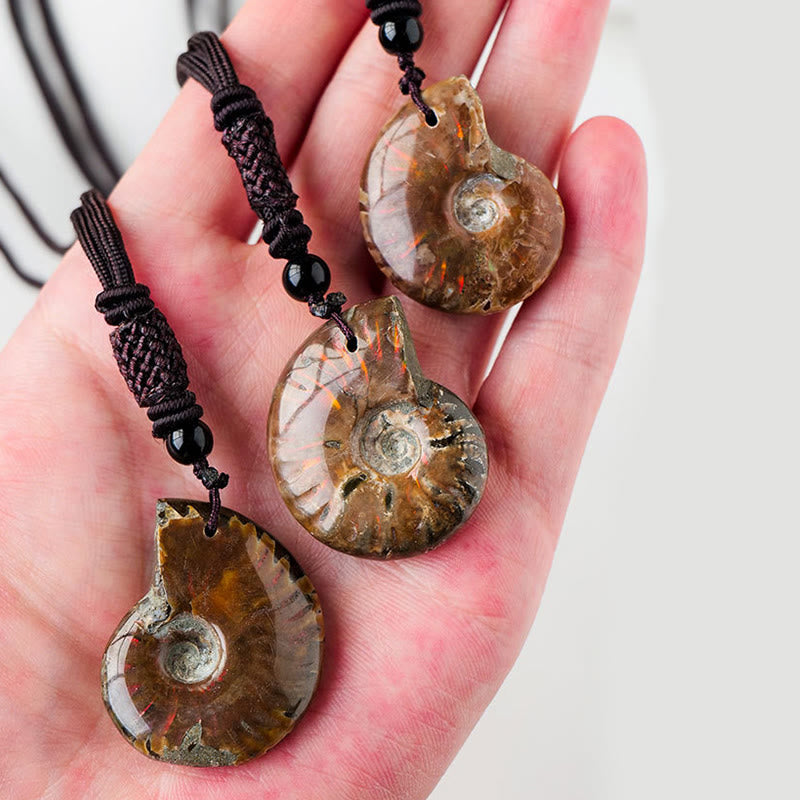 Collana con ciondolo di guarigione di meditazione con motivo a lumaca fossile di ammonite naturale Buddha Stones