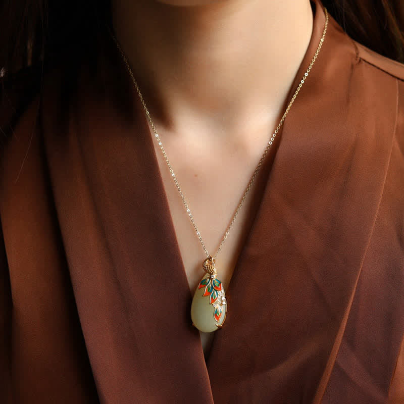 Collana con ciondolo a forma di pavone in giada bianca con catena di protezione