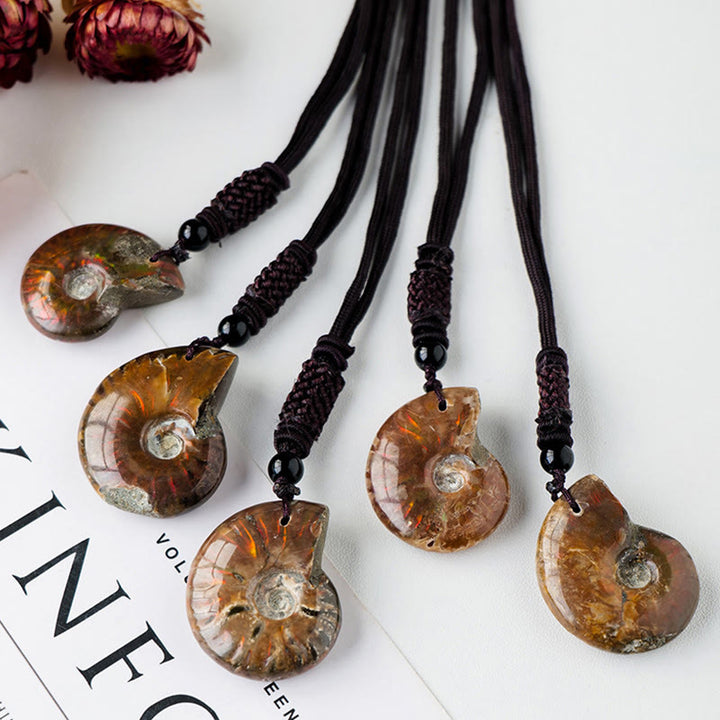 Collana con ciondolo di guarigione di meditazione con motivo a lumaca fossile di ammonite naturale Buddha Stones