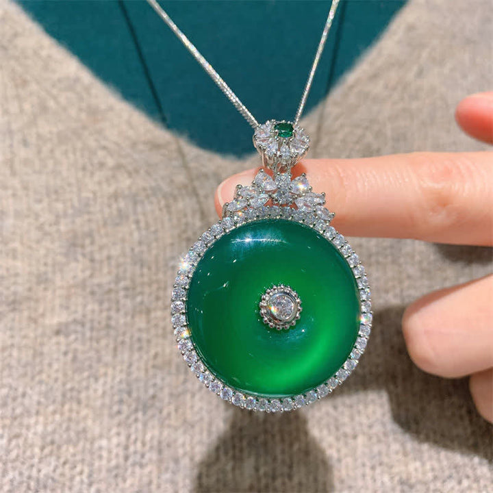 Collana con ciondolo a forma di fibbia rotonda in calcedonio verde con Buddha Stones e forza della pace
