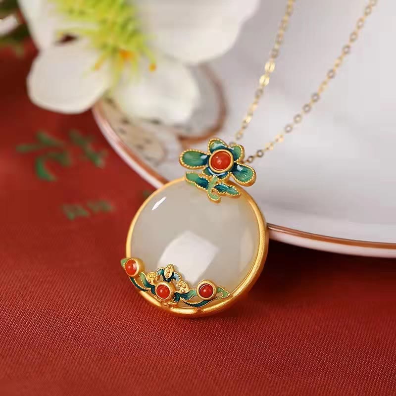 Collana con ciondolo portafortuna con fiore di giada bianca e agata rossa