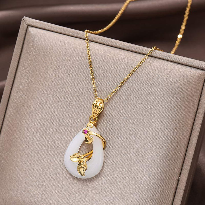 Collana Buddha Stones a forma di pietra ovale in giada con motivo a benedizione e fortuna