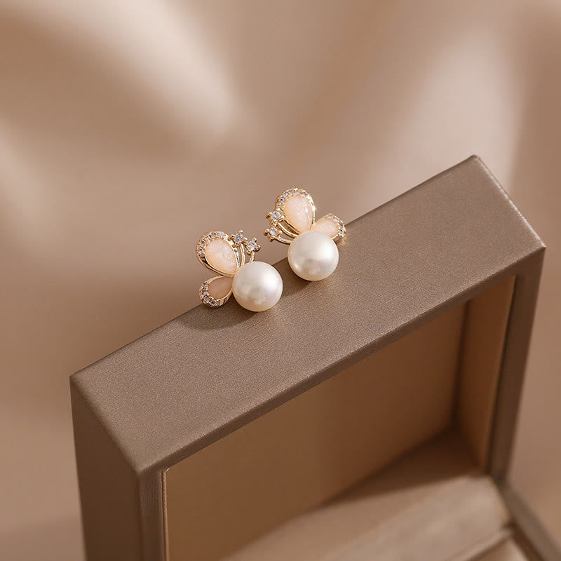 Orecchini a Buddha Stones placcati oro 18k con perle e farfalle, amore e libertà - Farfalla di perla - image 0