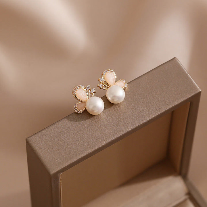 Orecchini a Buddha Stones placcati oro 18k con perle e farfalle, amore e libertà - Farfalla di perla - image 0
