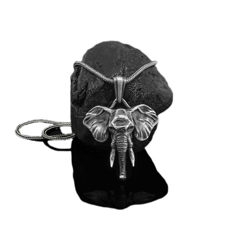 Collana con ciondolo in acciaio al titanio e peltro con elefante e forza