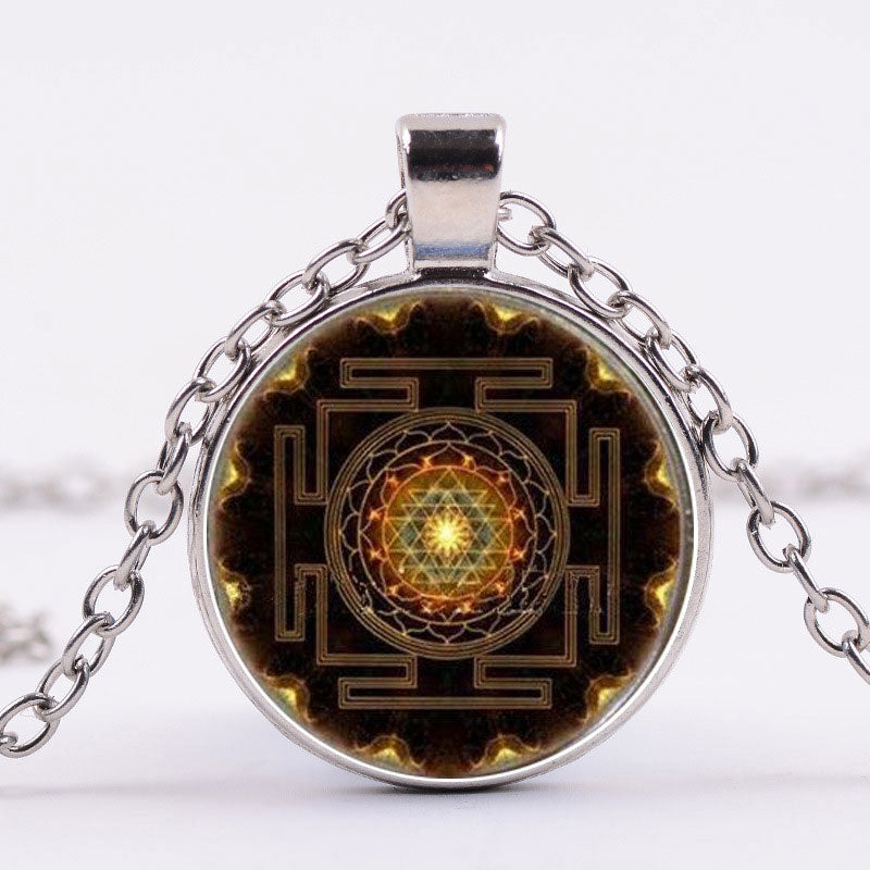 Collana con pietre preziose del tempo sacro Sri Yantra