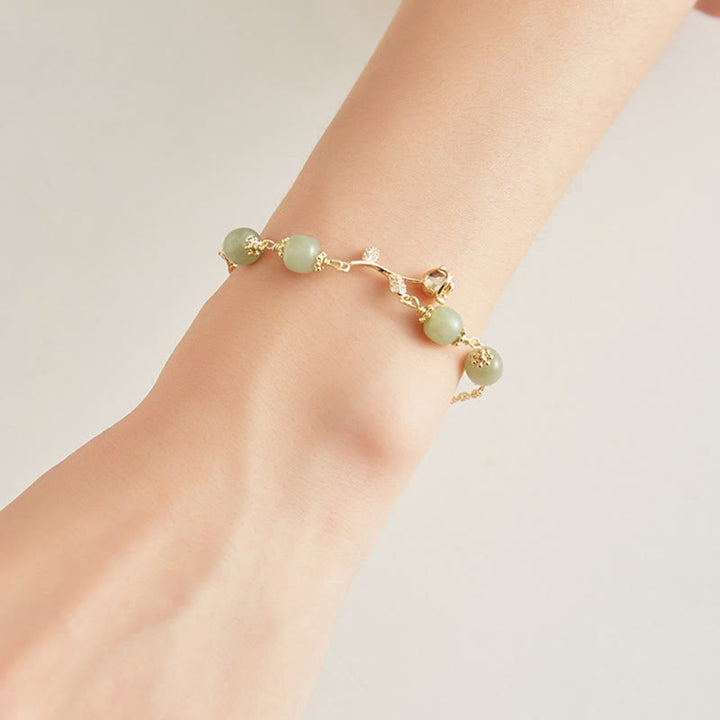 Bracciale con catena portafortuna in giada Hetian placcata in oro 14K con fiore di rosa dorata e Buddha Stones