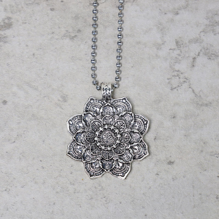 Collana con ciondolo di benedizione del loto tibetano Buddha Stones