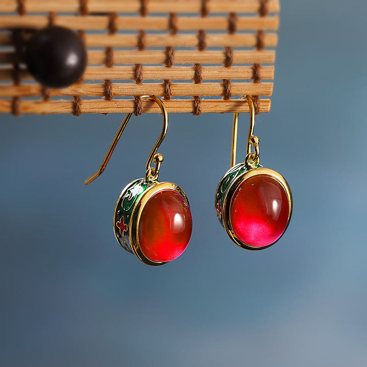 Orecchini pendenti rotondi con gancio in corindone rosso Buddha Stones Confidence
