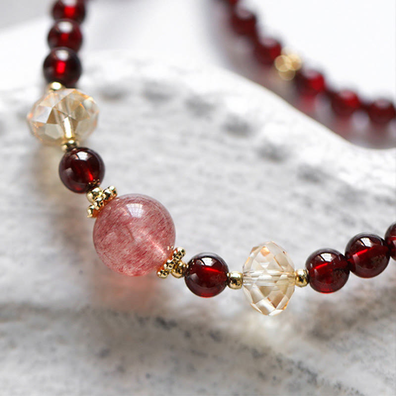Bracciale Buddha Stones placcato oro 14K con quarzo fragola naturale e granato, stabilità a doppio giro