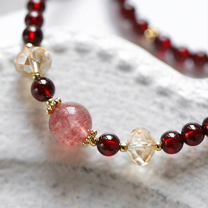 Bracciale Buddha Stones placcato oro 14K con quarzo fragola naturale e granato, stabilità a doppio giro