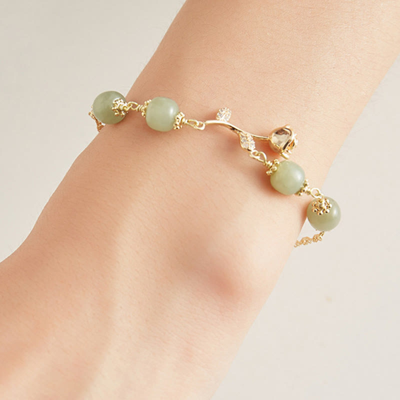 Bracciale con catena portafortuna in giada Hetian placcata in oro 14K con fiore di rosa dorata e Buddha Stones