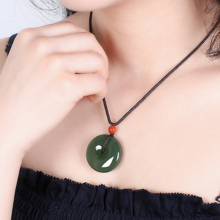 Collana con ciondolo a corda con fibbia della pace in giada rotonda naturale Buddha Stones