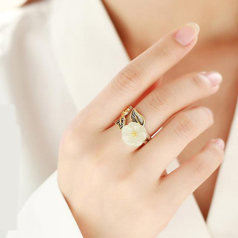 Anello portafortuna con fiore di prugna in giada bianca e rame placcato argento 925 Buddha Stones
