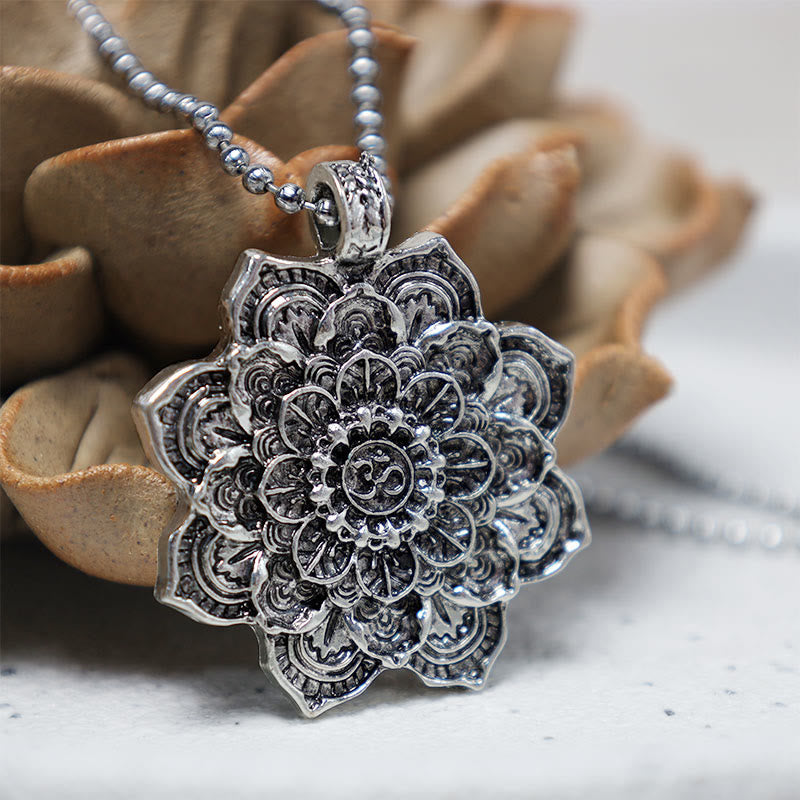 Collana con ciondolo di benedizione del loto tibetano Buddha Stones