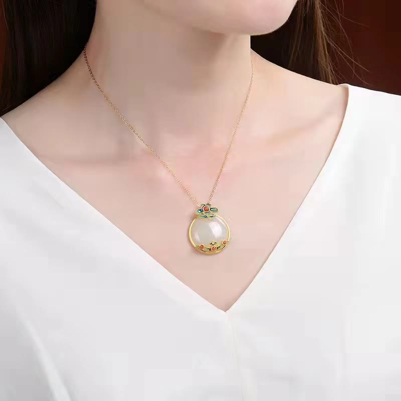 Collana con ciondolo portafortuna con fiore di giada bianca e agata rossa