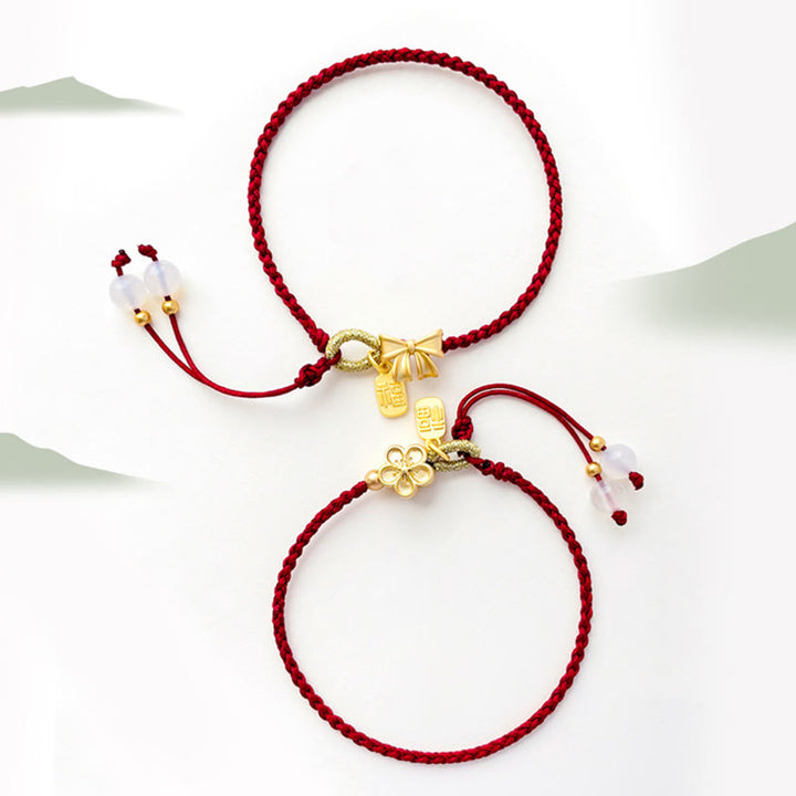 Braccialetto con corda rossa con ciondolo a forma di fiocco con rosetta in fiore di pesco fatto a mano con carattere Fu e nodo Buddha Stones