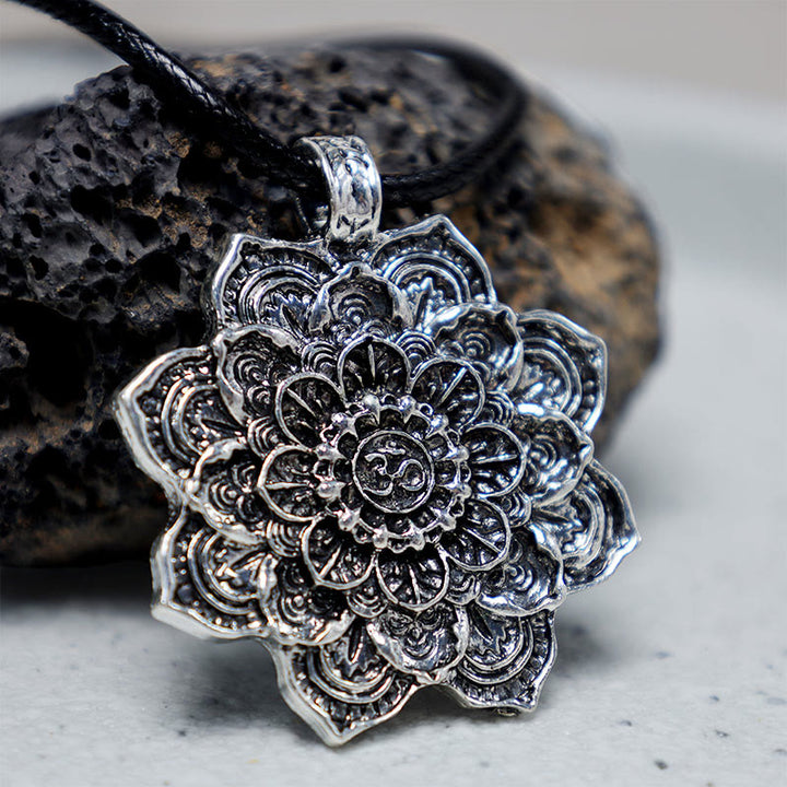 Collana con ciondolo di benedizione del loto tibetano Buddha Stones