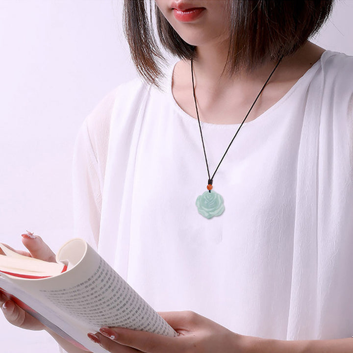 Collana con ciondolo a corda con motivo a loto in Buddha Stones, abbondanza e prosperità