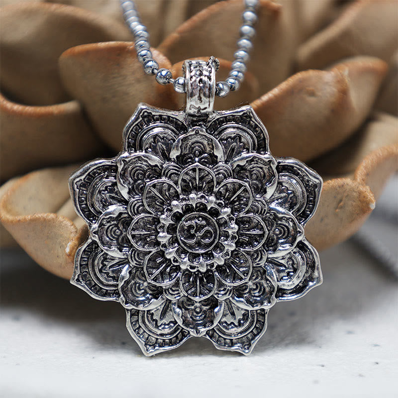 Collana con ciondolo di benedizione del loto tibetano Buddha Stones