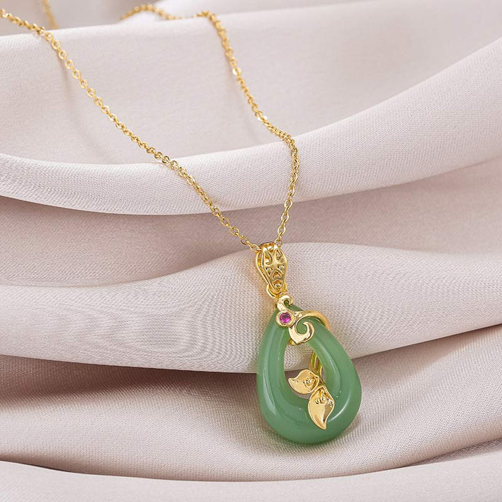 Collana Buddha Stones a forma di pietra ovale in giada con motivo a benedizione e fortuna
