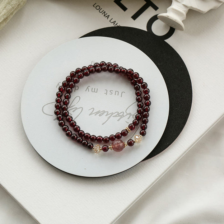 Bracciale Buddha Stones placcato oro 14K con quarzo fragola naturale e granato, stabilità a doppio giro