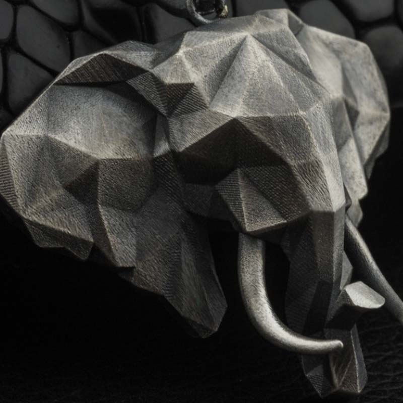 Collana con ciondolo in acciaio al titanio e peltro con elefante e forza